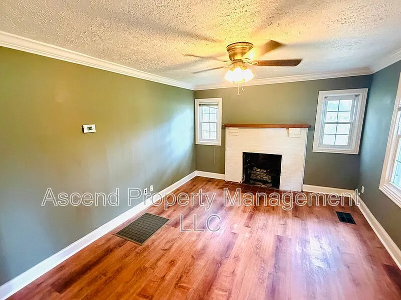 2 bed, 1.0 bath, $1,450 — Photo 2
