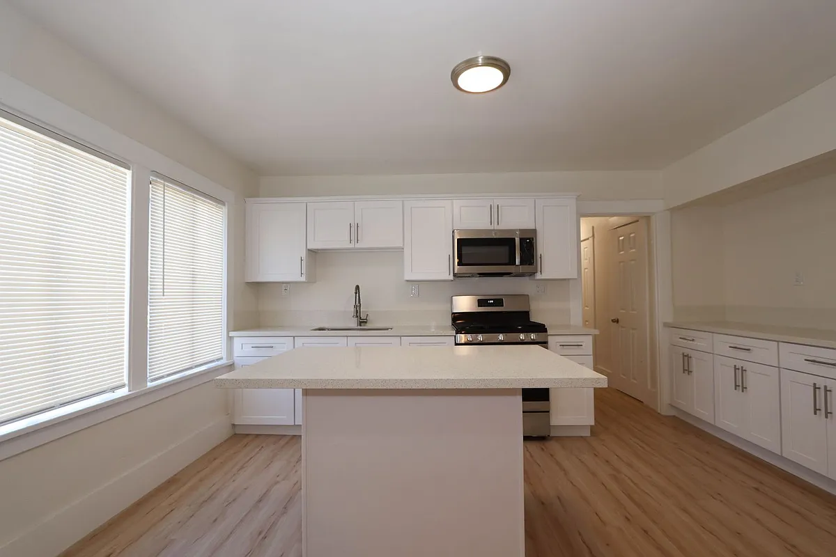 Building Photo - 2384 Linden Ave