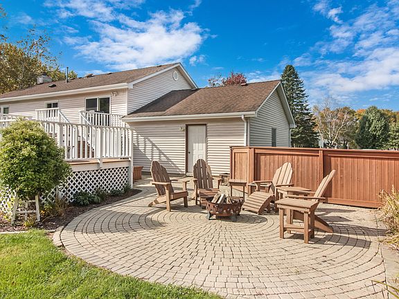 3rd image of 6N021 Brierwood Dr
