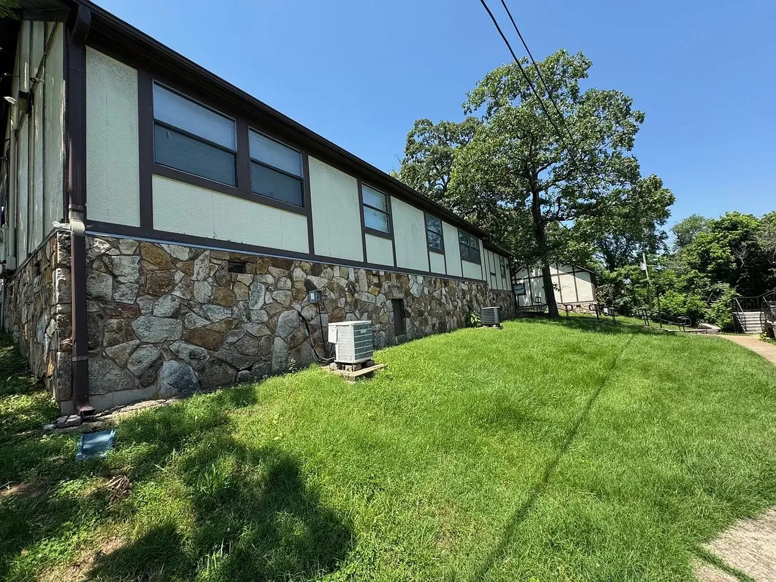 Hollister Gables Apartments — Photo 4