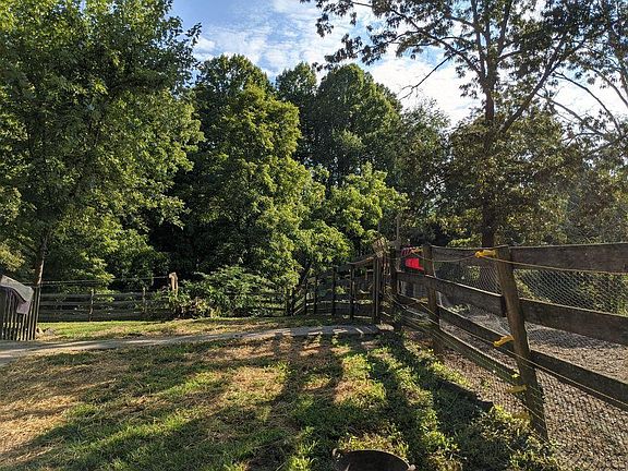 4th image of 3306 Mayfield Dr