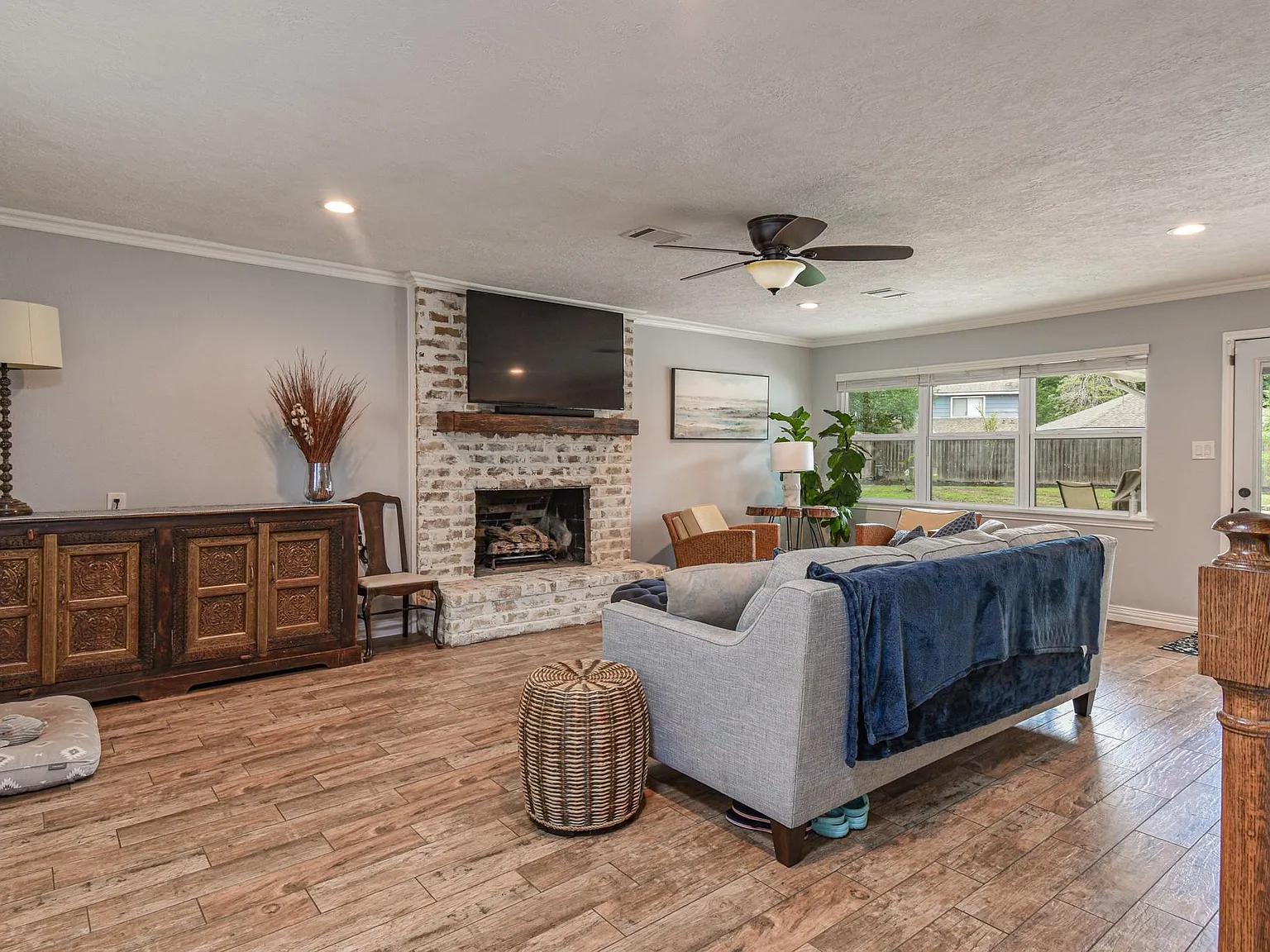 4 bed, 2.5 bath, 2304 sqft, $2,475 — Photo 4