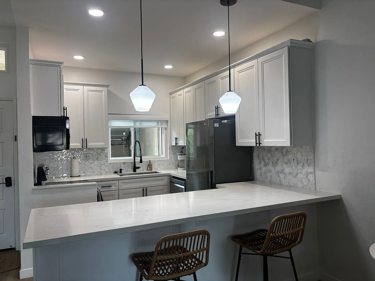 Beautifully Updated 2-Bedroom Condo in The Villas of Calavera — Photo 2