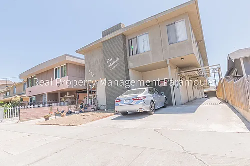 540 W Queen Street Photo 1