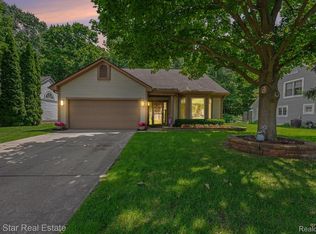6838 Fox Ln, Waterford, MI 48327