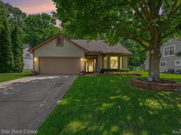 6838 Fox Ln, Waterford, MI 48327