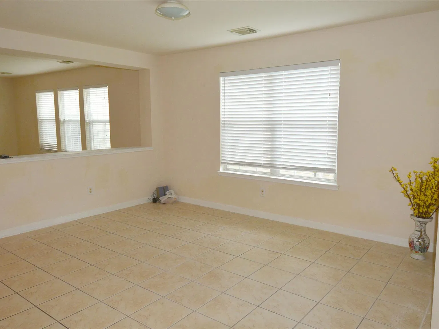3 bed, 2.0 bath, 1811 sqft, $1,900 — Photo 3