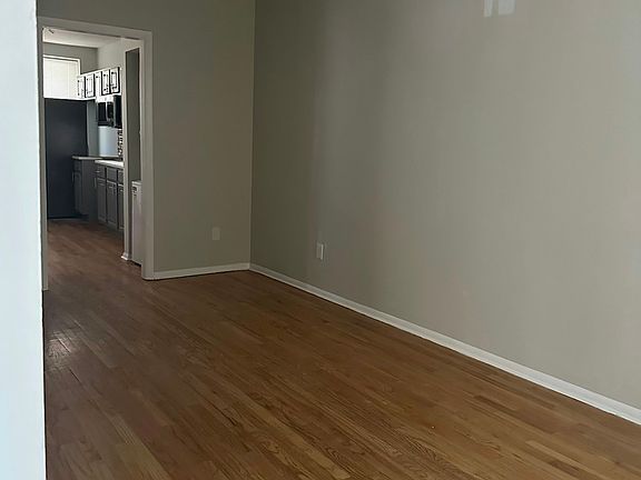 Living Room (17' x 8' 7")