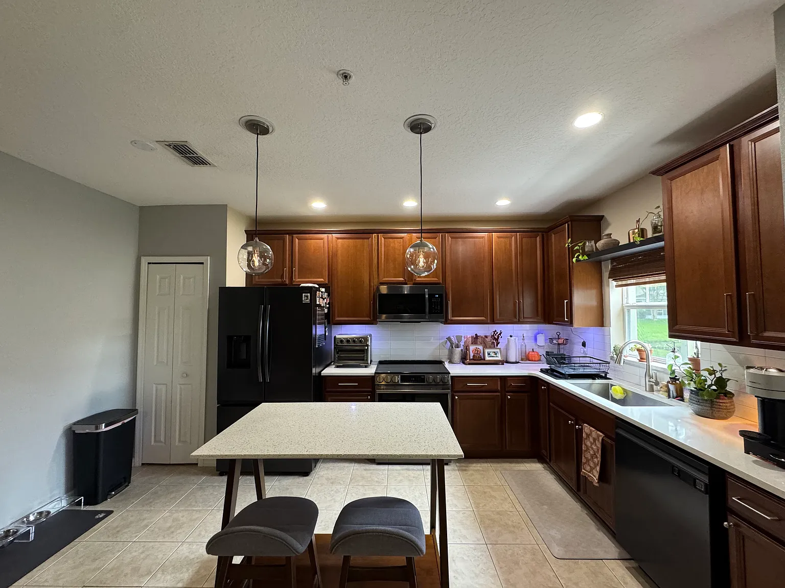 3 bed, 2.5 bath, 1372 sqft, $2,100 — Photo 4