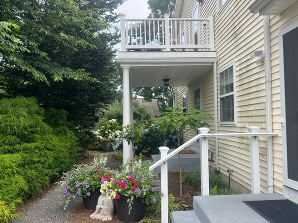 https://photos.zillowstatic.com/fp/eaed2366185582e919d0dc3de6bd357b-p_e.webp