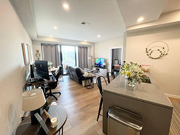4th image of 519 Poplar St #108