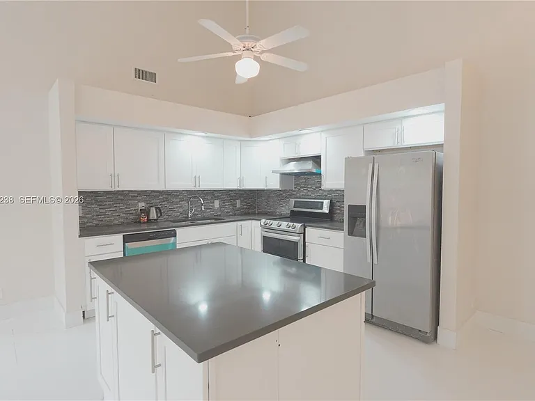 518 NE 48th St — Photo 16