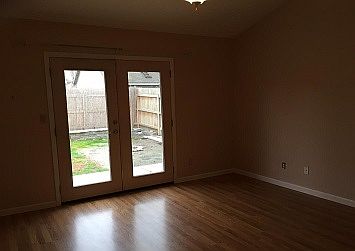 4th image of 597 W White Oak Dr