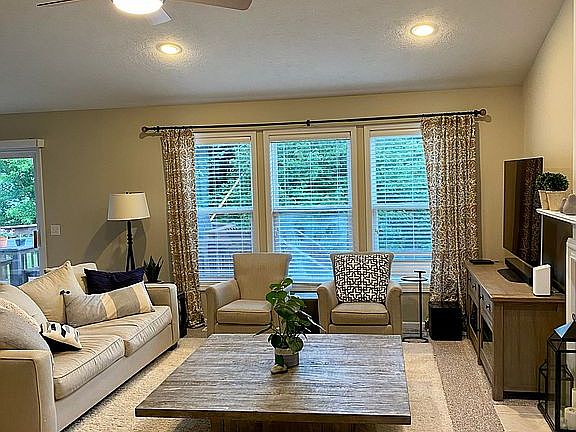 4th image of 255 Langlois Dr SE
