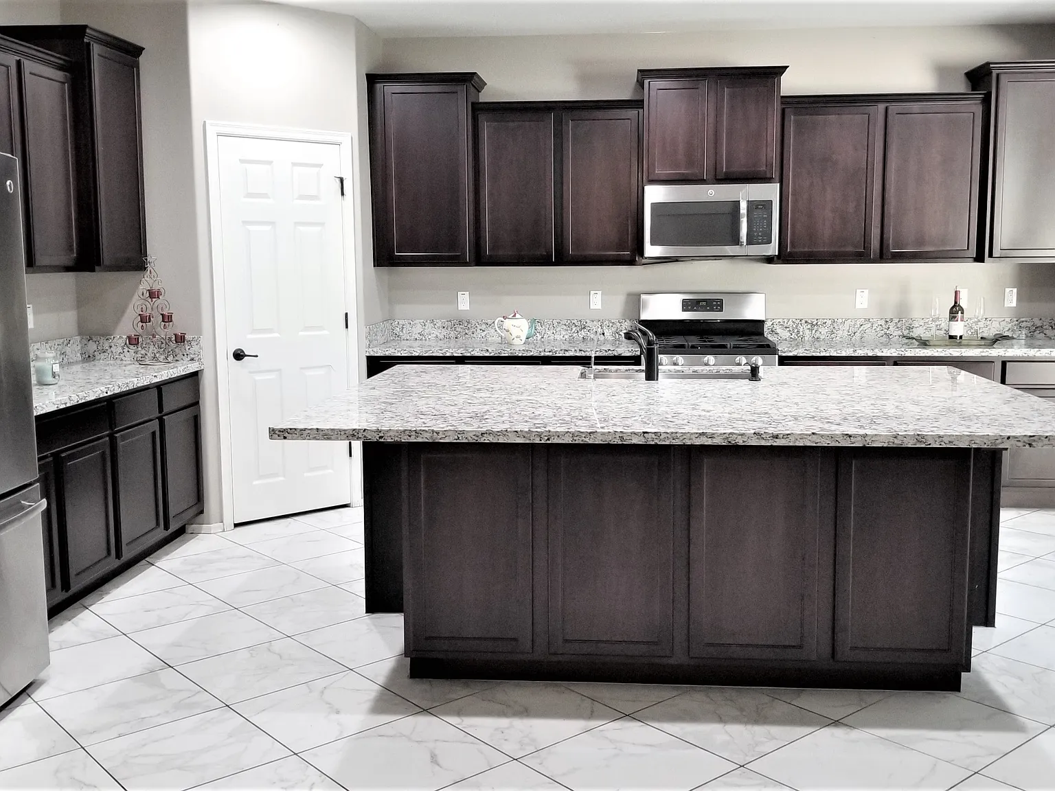 5 bed, 4.5 bath, 3063 sqft, $4,500 — Photo 2