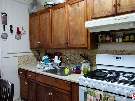 5th image of 135 E 31st St