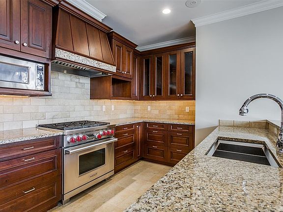5th image of 2555 N Pearl St APT 305