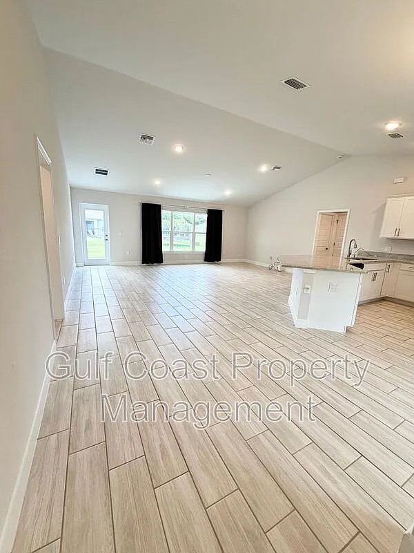 3 bed, 2.0 bath, 1545 sqft, $2,000 — Photo 2