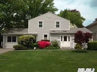 228 Hillturn Ln, Roslyn Heights, NY 11577