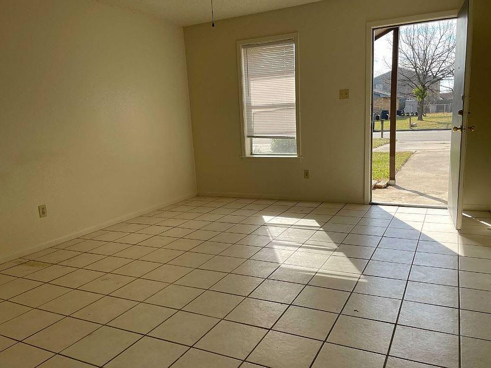 2nd image of 1413 Hillside Dr