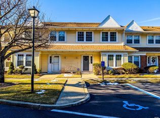 24 Gazebo Ln, Holtsville, NY 11742