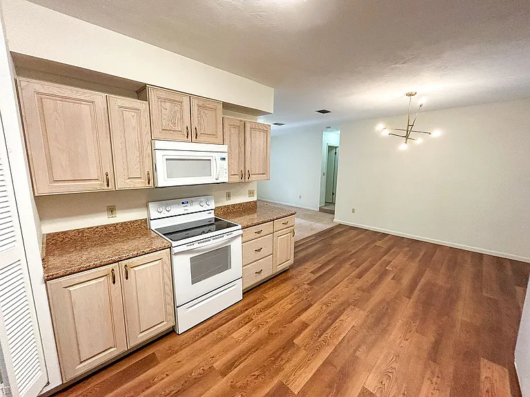 315 NW 28th St — Photo 5