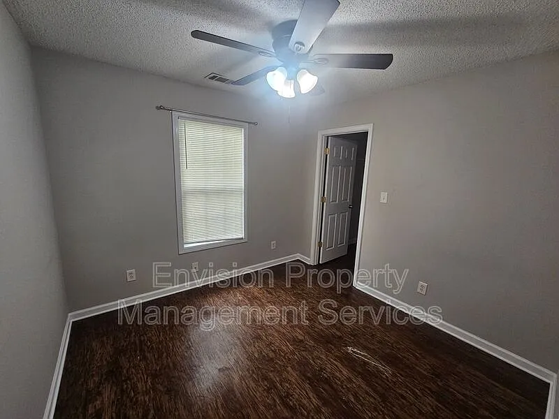 3 bed, 2.0 bath, 1066 sqft, $1,645 — Photo 2