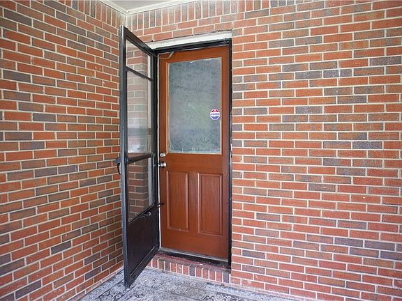 3rd image of 2586 Brandon Rd