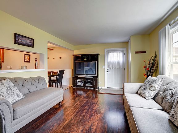 3rd image of 355 Farmingdale Cir #4