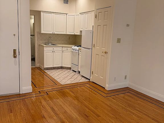 2nd image of 531 W 45th St APT 4D