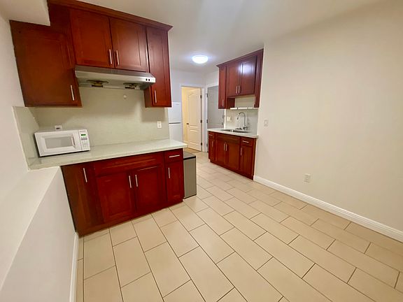 5th image of 125 Lakeview Ave #B