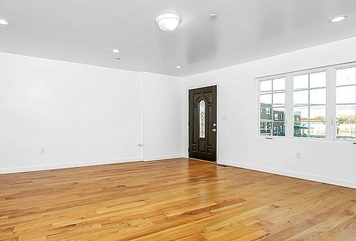 2nd image of 916 Wilcox Ave #1