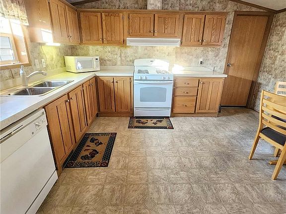 3rd image of 123 Valley Dr