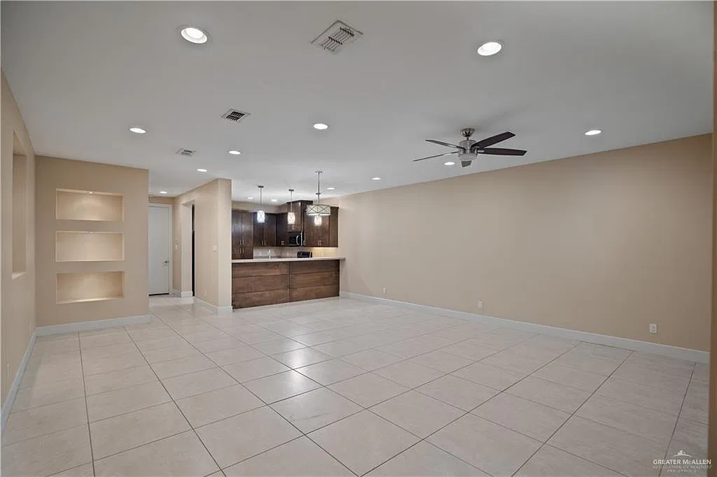 3 bed, 3.0 bath, 1943 sqft, $2,000 — Photo 4
