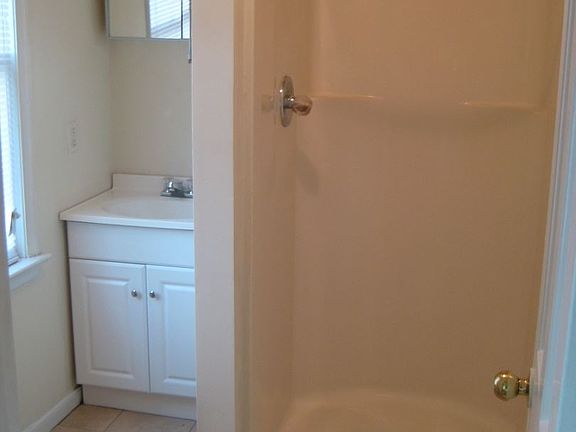 4th image of 917 W Clay St