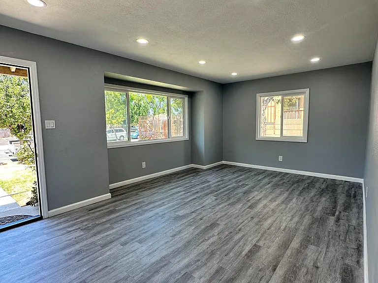 126 S Maimone Ave — Photo 4