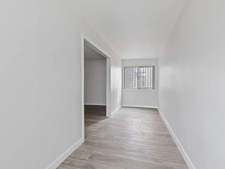Tarzana Court Apartments — Photo 15
