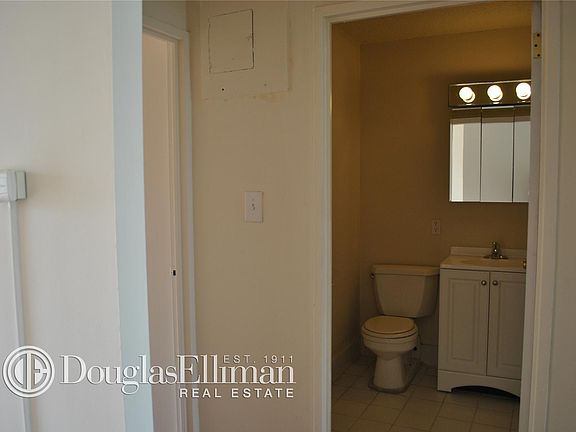 5th image of 510 Main St APT 1032
