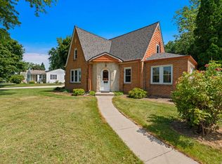 220 Nixon Ave, Hartland, WI 53029