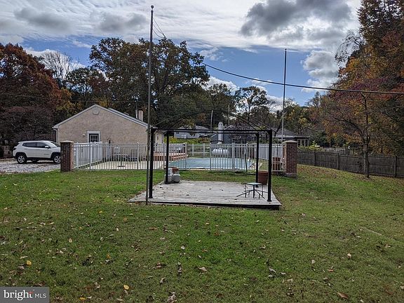 4th image of 50 Carol Ln