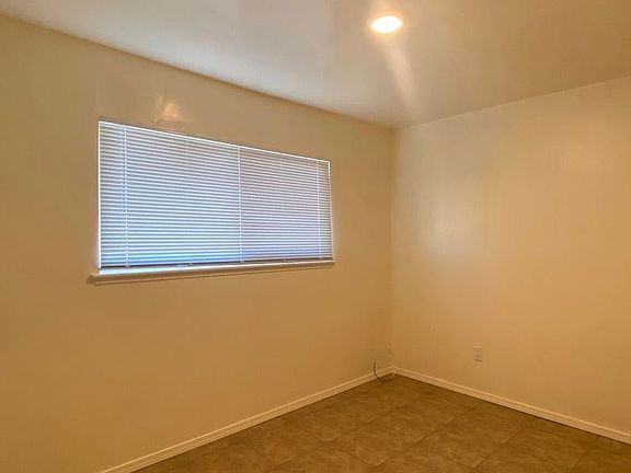 3rd image of 900 E Navajo St