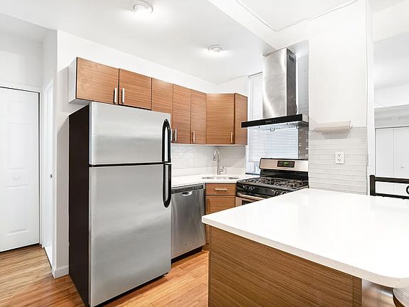 3rd image of 326 22nd St APT 1R