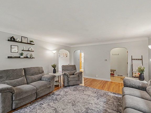 4th image of 1693 Passolt St