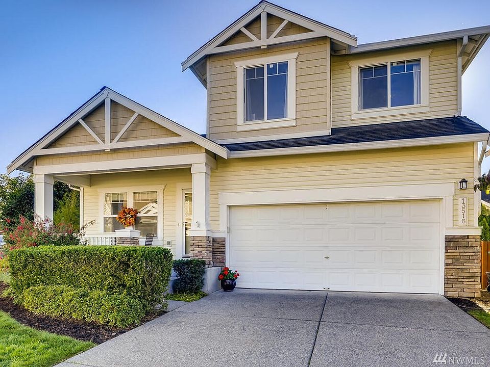 Beautifully maintained home is located in The Cottages neighborhood of Highlands East.