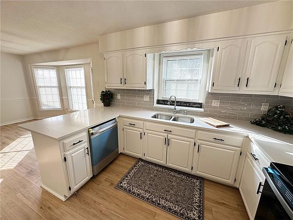 4th image of 4600 NE Kingston Dr