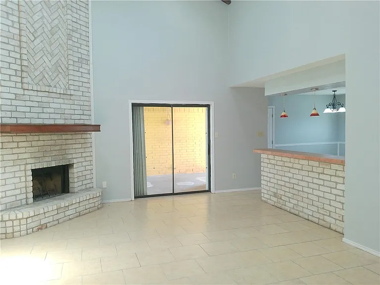 5230 Edinburg Cir — Photo 2