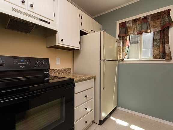5th image of 3146 Lakeside Dr APT 103