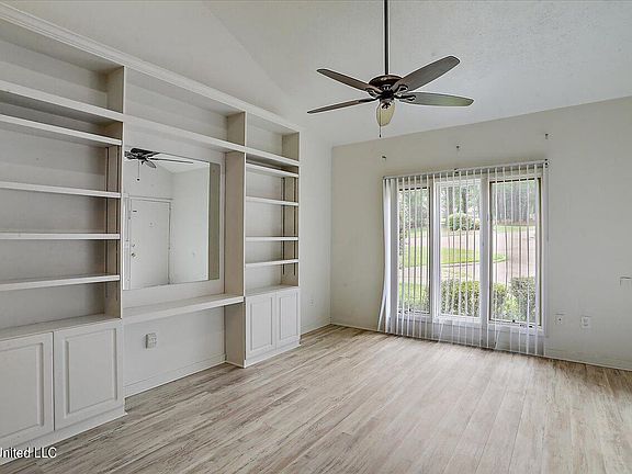 5th image of 200 Woodgreen Dr APT 8