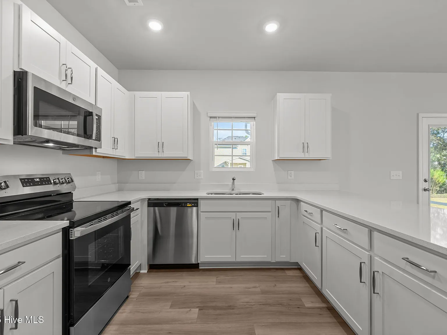 4 bed, 2.5 bath, 1806 sqft, $2,400 — Photo 3
