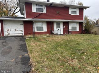 43 Tweed Rd, Levittown, PA 19056